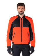 Alpinestars Mootant vandtæt parka i Spicy Orange og sort, modulær motorcykeljakke vist i en bomberjakke-konfiguration på en mandlig model, med sorte mesh-paneler på brystet, orange torso og ærmer, lynlås foran og ribbet krave, kombineret med sorte handsker og bukser