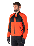 Alpinestars Mootant vandtæt parka i Spicy Orange og sort, modulær motorcykeljakke vist i sin bomber-konfiguration, med sorte mesh- og orange tekstilpaneler, urbant moderne køreudstyr båret med sorte handsker