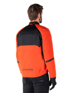Set bagfra af en kører iført Alpinestars Mootant Waterproof Parka i Spicy Orange og sort, med et sort mesh-panel på den øverste del af ryggen og reflekterende MO.ST.EQ.-branding, moderne utilitaristisk motorcykeljakke