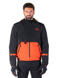 Alpinestars Mootant Waterproof Parka, modulær motorcykeljakke i Spicy Orange og sort, båret af en model med matchende handsker, design med hætte og tofarvede paneler, lynlås foran og justerbare manchetter, moderne urbant køreudstyr