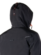 Alpinestars Mootant Vandtæt Parka, motorcykeljakke, Spicy Orange og sort, med et modulært 4-sæsons design med aftagelig hætte, utilitaristisk militærstil og vandtæt tekstilkonstruktion til kørsel i alt slags vejr.