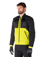 Alpinestars Mootant vandtæt parka i Lime Punch Black, modulær motorcykeljakke med sort mesh-overdel og livlig limegrøn underdel, båret af en mandlig kører med sorte handsker og bukser, moderne urban kørestil