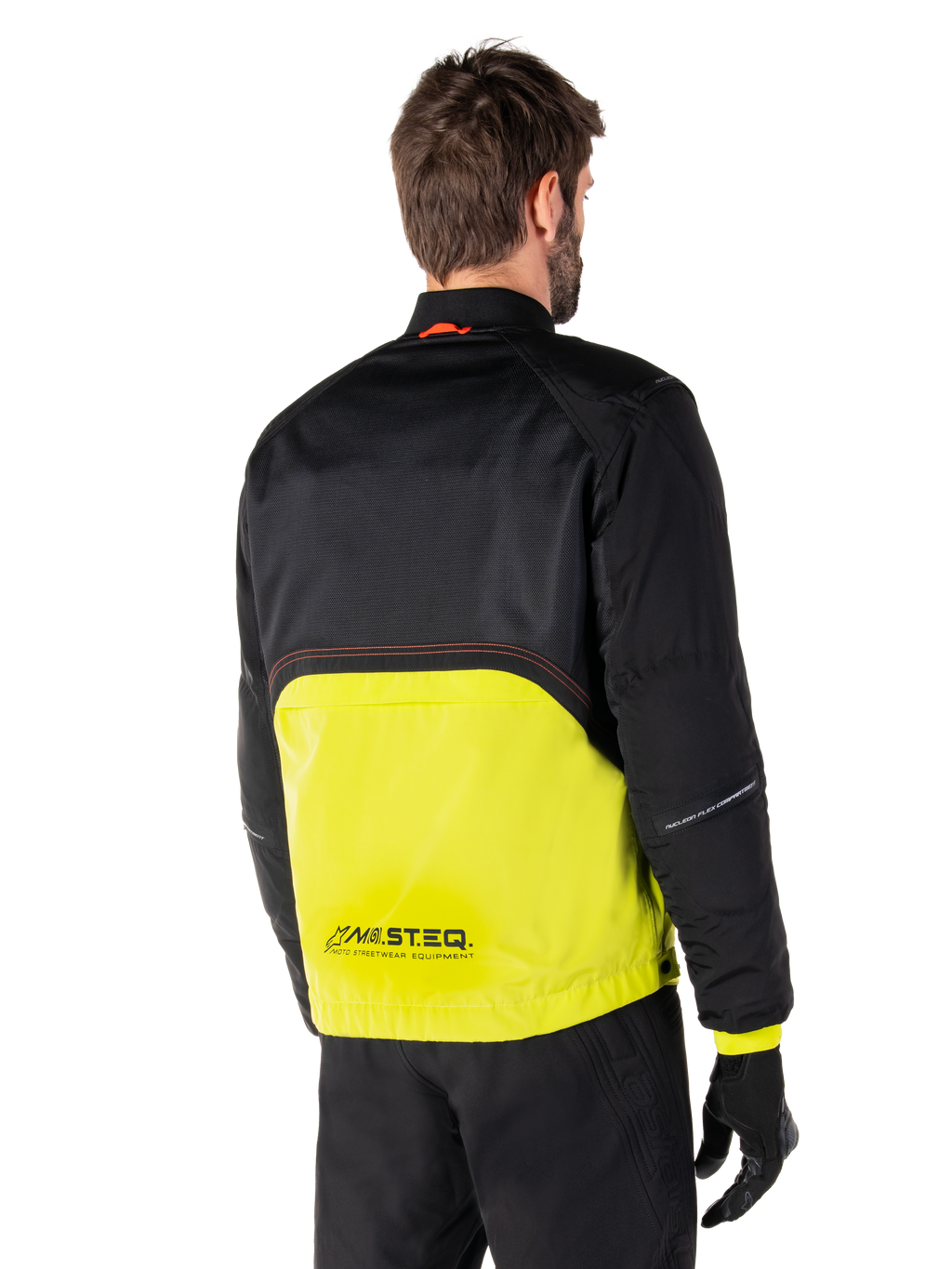 Alpinestars Mootant vandtæt parka, motorcykeljakke, Lime Punch og sort, set bagfra med sort mesh øverst og klar limegrøn underdel, MO.ST.EQ.-branding, båret med sorte motorcykelbukser og handsker