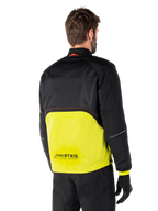 Alpinestars Mootant vandtæt parka, motorcykeljakke, Lime Punch og sort, set bagfra med sort mesh øverst og klar limegrøn underdel, MO.ST.EQ.-branding, båret med sorte motorcykelbukser og handsker