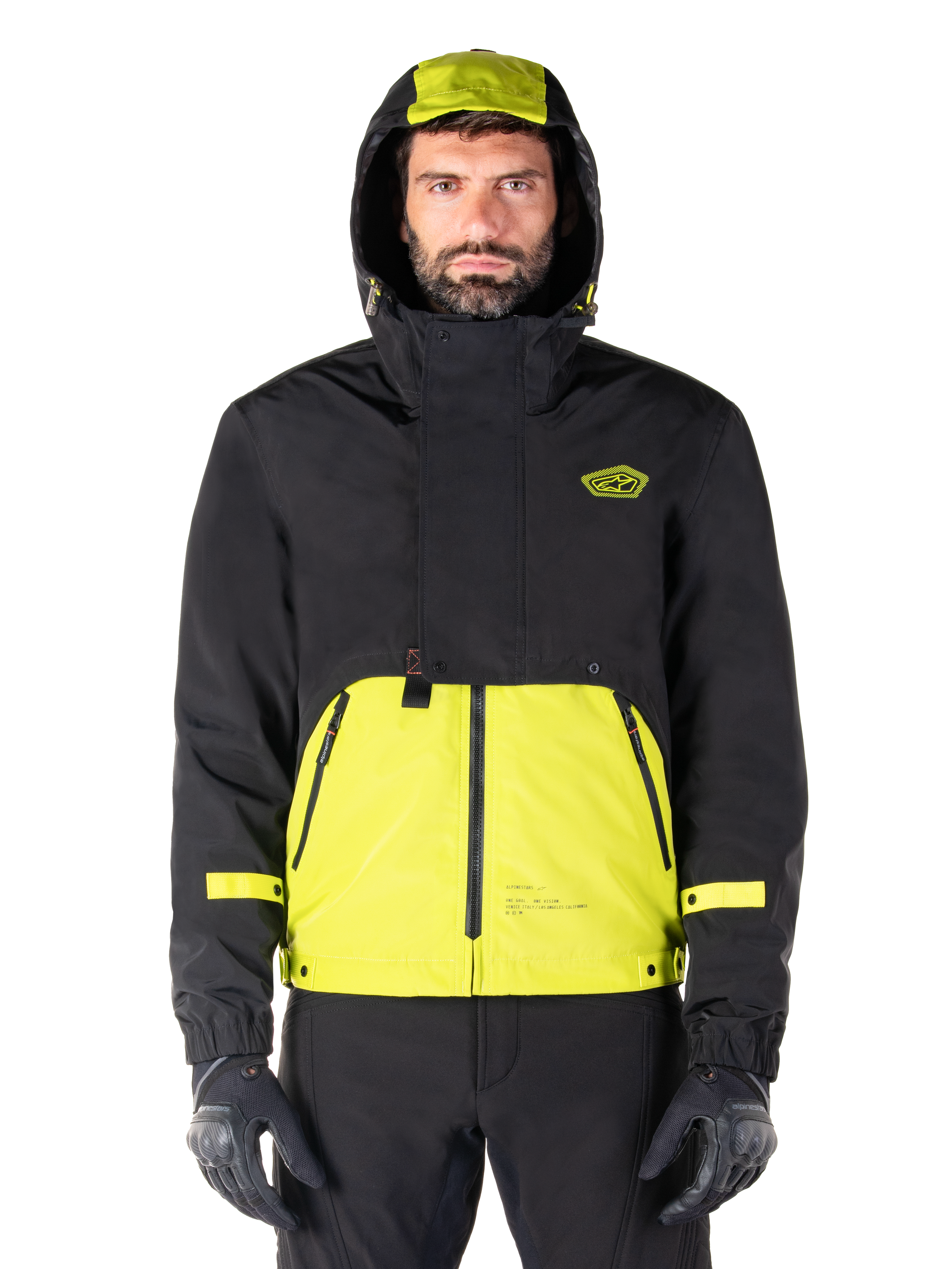 Alpinestars Mootant Vandtæt Parka, Lime Punch Black motorcykeljakke, set forfra, modulært 3-i-1-design med sort overdel og klar limegrøn underdel, med hætte med snoretræk og brystlogo, bæres med sorte bukser og kørehandsker