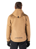 Alpinestars Morush vandtæt parka, Utility Brown, set bagfra, med hætte og MO.ST.EQ.-branding nederst på ryggen, kombineret med sorte bukser og handsker, moderne streetwear-inspireret motorcykeludstyr