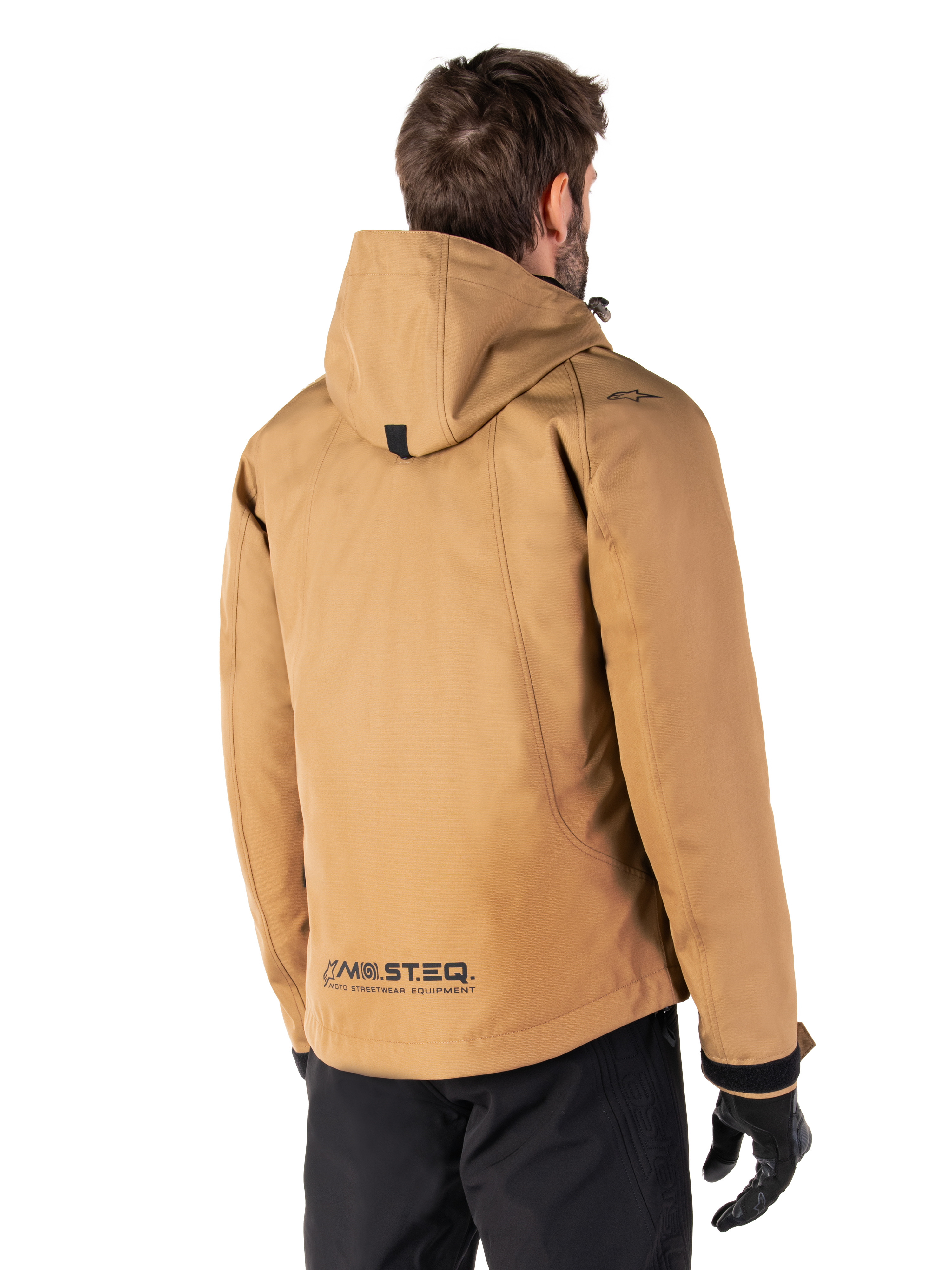 Alpinestars Morush Vandtæt Parka, motorcykeljakke, Utility Brown, set bagfra med fokus på hætte og MO.ST.EQ. reflekterende branding, urban streetwear-inspireret design med moderne funktionalitet til motorcyklister