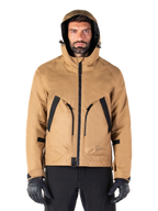 Alpinestars Morush vandtæt parka, motorcykeljakke, Utility Brown, hætteklædt streetwear-inspireret design med store frontlommer med sorte detaljer, båret med sorte kørehandsker og bukser, moderne urbant motorcykeludstyr