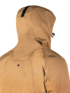 Alpinestars Morush vandtæt parka, Utility Brown, nærbillede af ryggen og hætten, med et lille sort stjernelogo på skulderen og trykknap til fastgørelse af hætten, vandtæt urban motorcykeljakke