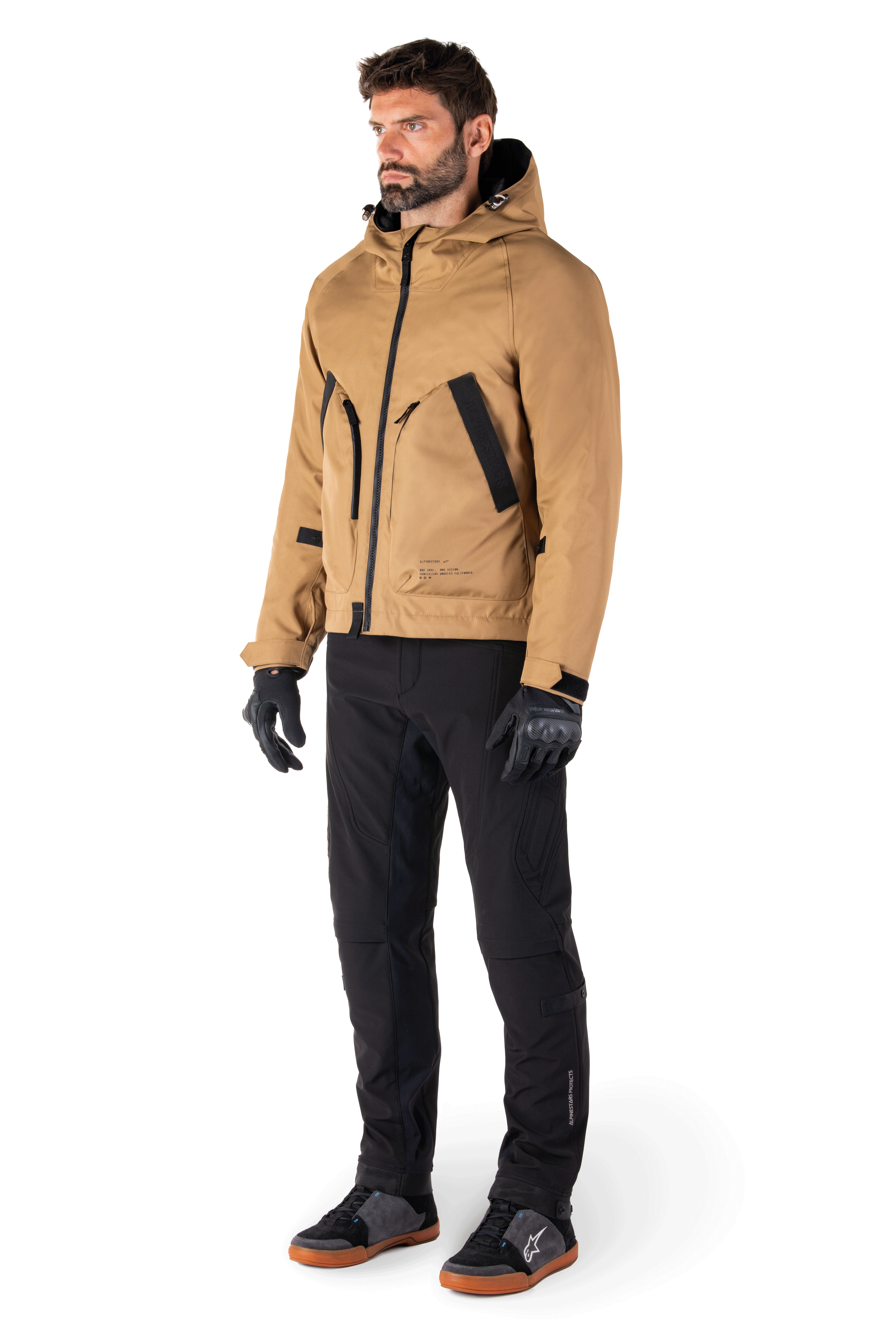 Alpinestars Morush Vandtæt Parka i Utility Brown, minimalistisk streetwear-inspireret motorcykeljakke fra MO.ST.EQ.-kollektionen, med stormsikker hætte, store frontlommer med dobbelt adgang og en ergonomisk parka-silhuet
