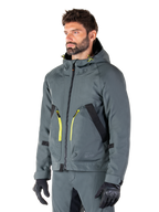 Alpinestars Morush Waterproof Parka, Urban Gray motorcykeljakke, design med hætte og klare gule lynlåsdetaljer, sorte lommedetaljer, båret med matchende grå kørebukser og sorte handsker, moderne streetwear-inspireret motorcykelbeklædning.