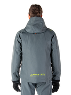 Alpinestars Morush vandtæt parka, motorcykeljakke, Urban Gray, set bagfra viser hættedesign og gult MO.ST.EQ.-logo på den nederste del af ryggen, moderne urbant streetwear-inspireret motorcykeludstyr