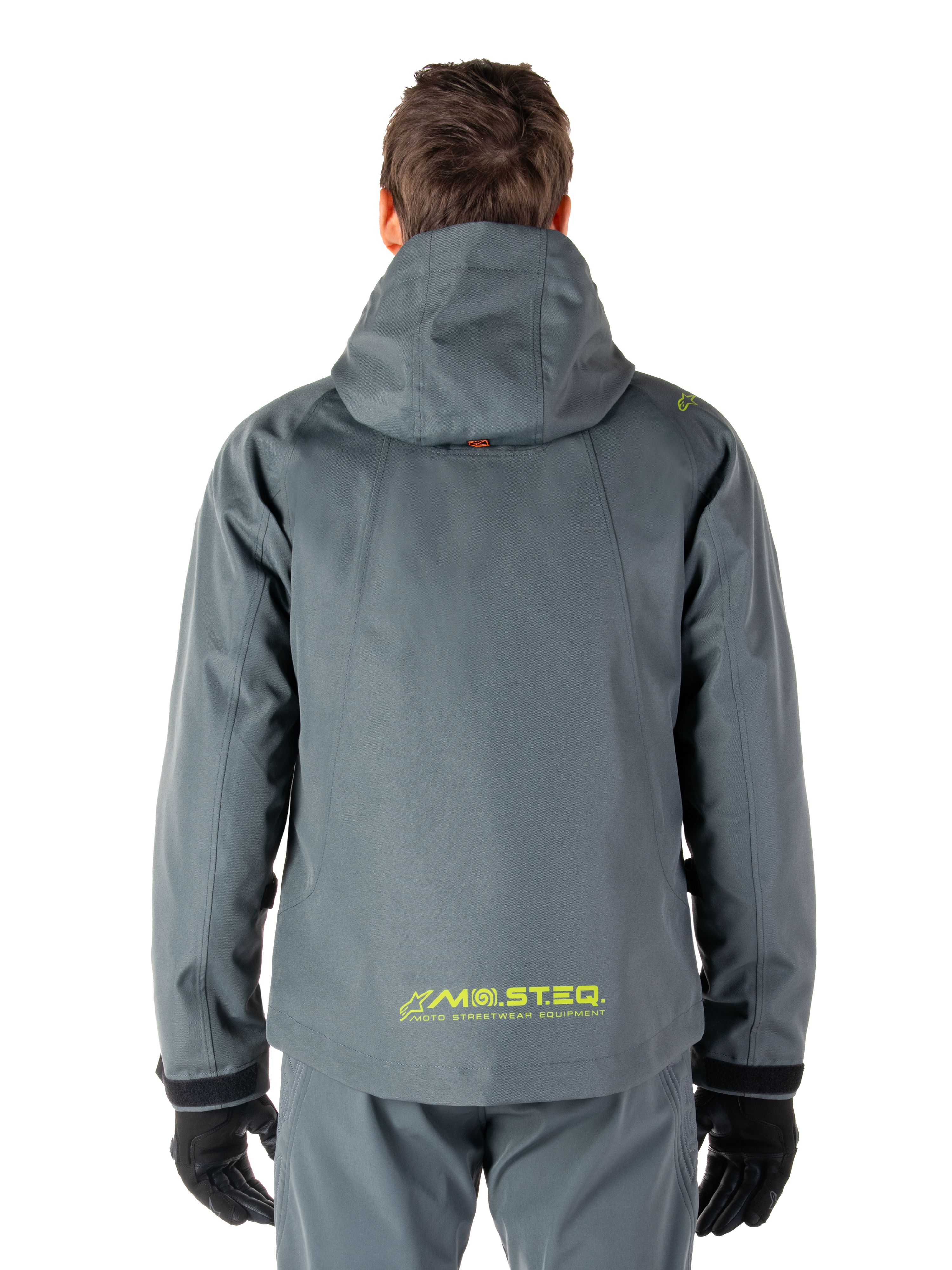 Alpinestars Morush vandtæt parka, motorcykeljakke, Urban Gray, set bagfra viser hættedesign og gult MO.ST.EQ.-logo på den nederste del af ryggen, moderne urbant streetwear-inspireret motorcykeludstyr