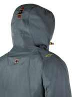 Alpinestars Morush Vandtæt Parka, Urban Gray, detaljeret bagfra-visning af hætte med trykknap-forankringssystem og orange detaljer, limegrønt skulderlogo, vandtæt urban motorcykel streetwear