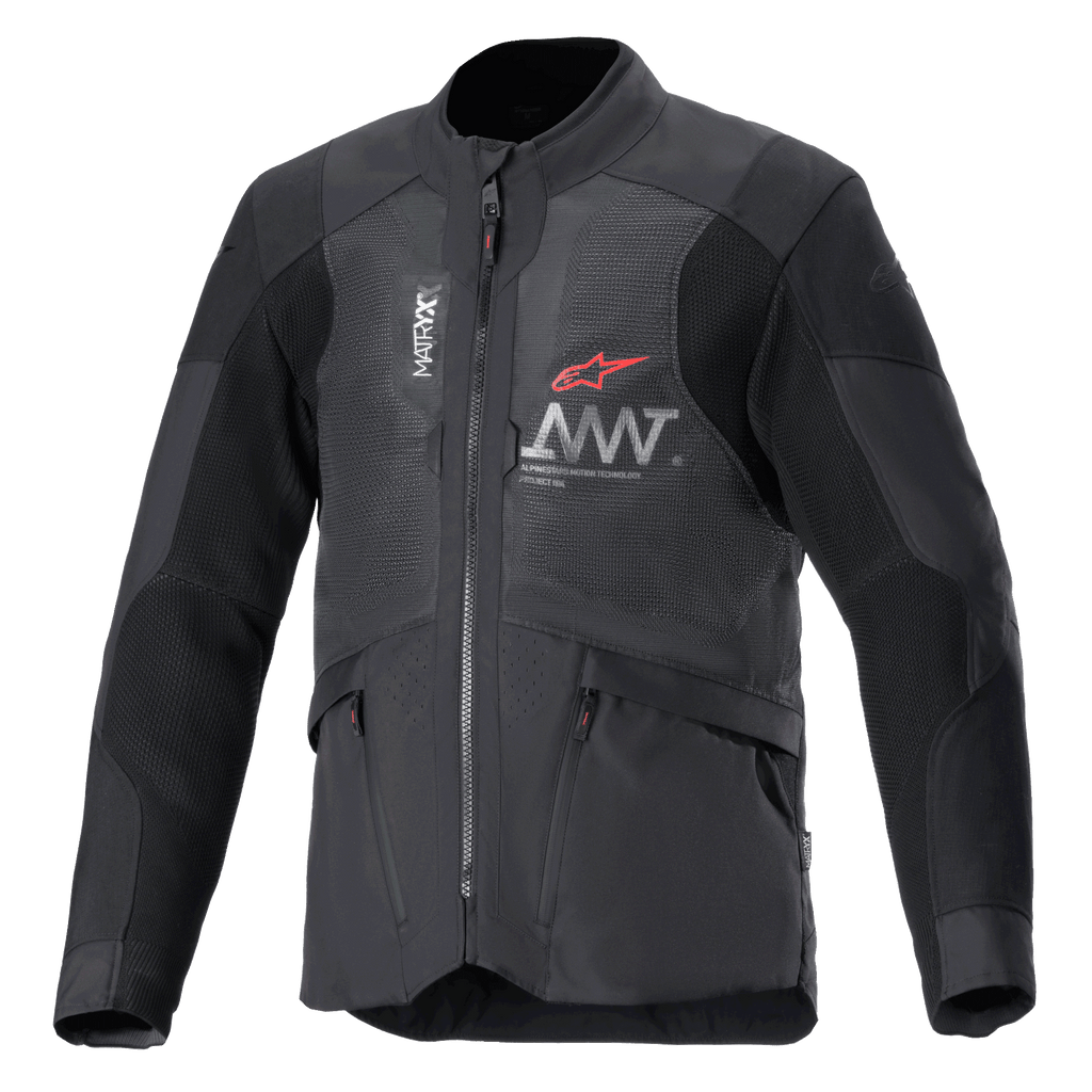 Alpinestars AMT-7 Air jakke, motorcykeljakke, sort og Dark Shadow, MATRYX mesh-ventilationspaneler på brystet, rødt stjernelogo med sølvfarvet AMT-branding, front-cargolommer med lynlås, tekstildesign til adventure- og road touring