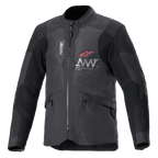 Alpinestars AMT-7 Air jakke, motorcykeljakke, sort og Dark Shadow, MATRYX mesh-ventilationspaneler på brystet, rødt stjernelogo med sølvfarvet AMT-branding, front-cargolommer med lynlås, tekstildesign til adventure- og road touring