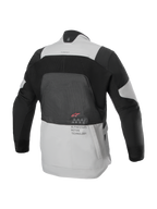 Alpinestars AMT-7 Air-jakke, set bagfra, Tan og Dark Shadow, teknisk motorcykeljakke med stort MATRYX®-meshpanel på ryggen, 'Alpinestars Motion Technology'-tekst og rødt logo, designet til sommer-adventure-touring