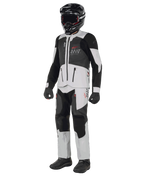 Alpinestars AMT-7 Air-jakke, hvid og Dark Shadow, adventure-motorcykeljakke med MATRYX-ventilationspaneler, vist med matchende bukser, sort hjelm og handsker, fuldkropsvisning af professionelt køreudstyr.