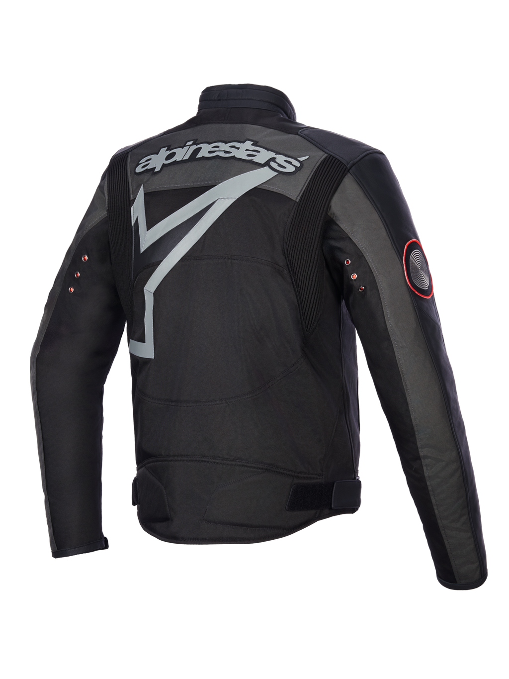 Alpinestars Axton-jakke, motorcykeljakke, Black Anthracite Red Tangerine, set bagfra med stort gråt omsluttende logo og ordmærke, harmonikapaneler på skuldrene og vintage metaløjer på ærmerne, tekstil- og læderkonstruktion.