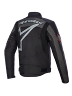 Alpinestars Axton-jakke, motorcykeljakke, Black Anthracite Red Tangerine, set bagfra med stort gråt omsluttende logo og ordmærke, harmonikapaneler på skuldrene og vintage metaløjer på ærmerne, tekstil- og læderkonstruktion.