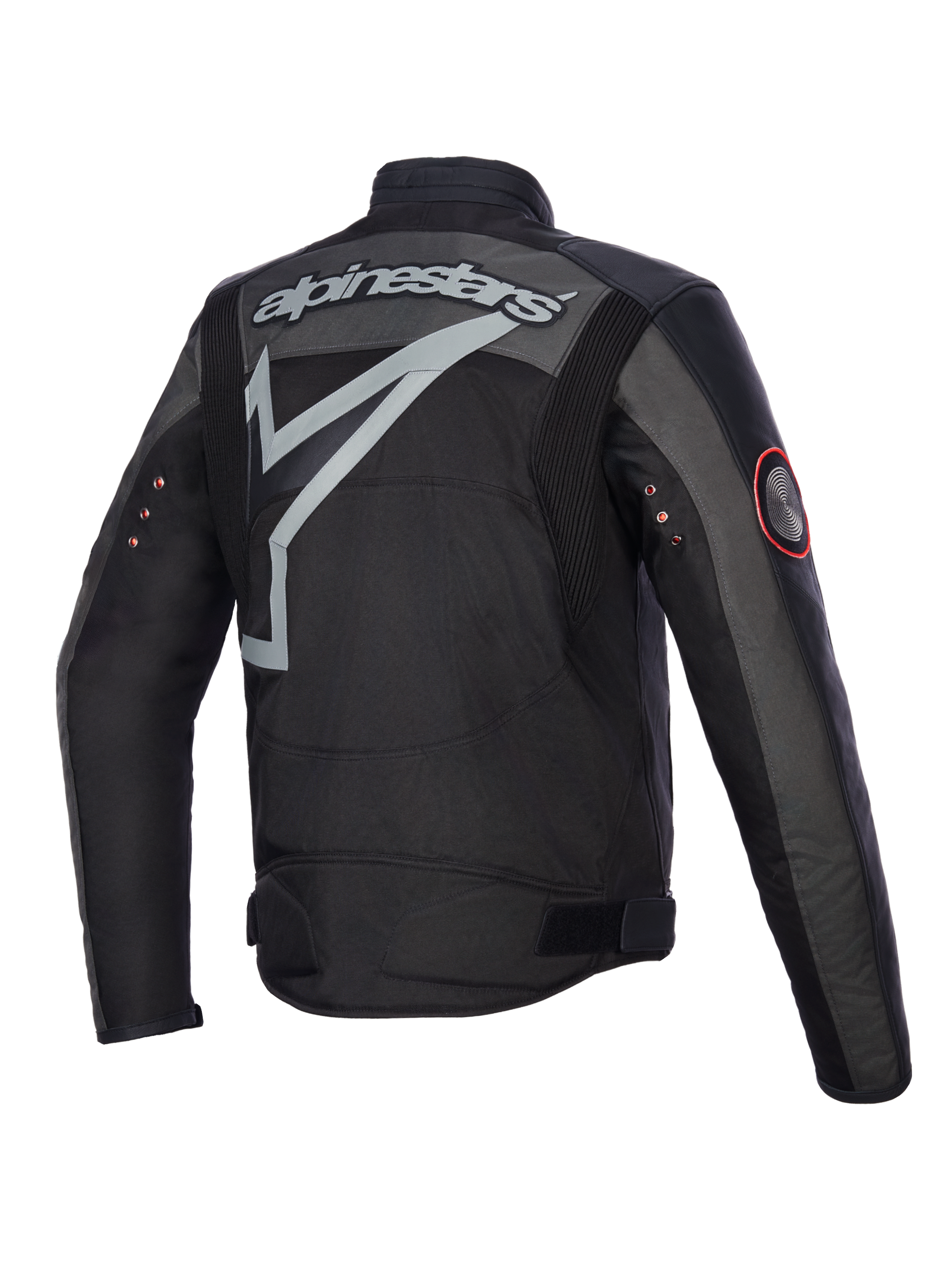 Alpinestars Axton-jakke, motorcykeljakke, Black Anthracite Red Tangerine, set bagfra med stort gråt omsluttende logo og ordmærke, harmonikapaneler på skuldrene og vintage metaløjer på ærmerne, tekstil- og læderkonstruktion.