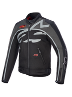 Alpinestars Axton-jakke, motorcykeljakke, sort, antracitgrå, rød og orange, med et stort gråt kropsomsluttende logo på brystet, røde mærkede patches, tekstil- og læderkonstruktion, vintage racing-inspireret design til by- og landevejskørsel