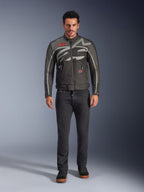 Alpinestars Axton-jakke, motorcykeljakke, sort, antracitgrå, rød og tangerine, båret af en model med mørke bukser, kropsomsluttende gråt Alpinestars-logo, røde mærkepatches, vandafvisende tekstilskal til bykørsel