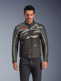 Alpinestars Axton jakke, urban motorcykeljakke til mænd, sort og antracit med røde detaljer, stor omsluttende lysegrå grafik, røde patches på brystet og lommen, lynlås foran og ved manchetterne, vintage-inspireret racing-design til bykørsel