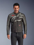 Alpinestars Axton jakke, urban motorcykeljakke til mænd, sort og antracit med røde detaljer, stor omsluttende lysegrå grafik, røde patches på brystet og lommen, lynlås foran og ved manchetterne, vintage-inspireret racing-design til bykørsel