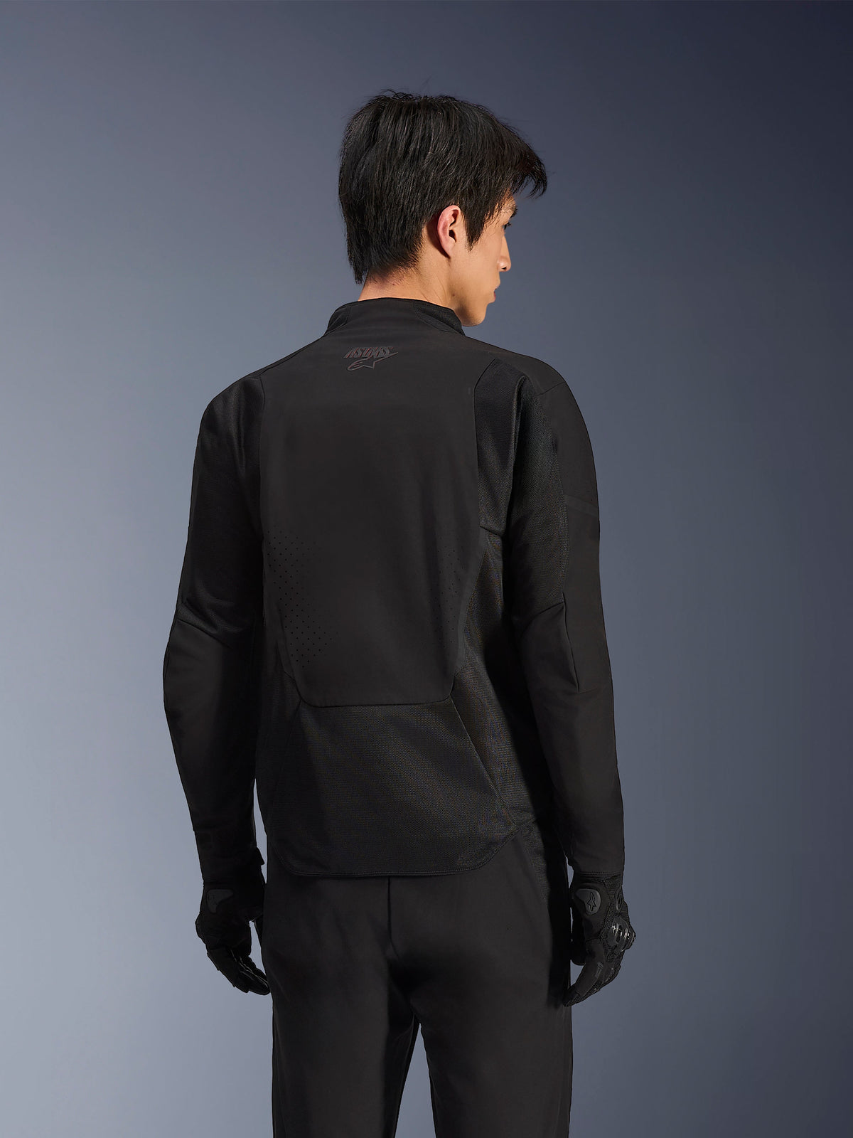 Alpinestars Aeroshell Airflow-jakke, Black Anthracite, rygsyn af sportsmotorcykeljakke med laserperforerede ventilationszoner og 2D mesh-paneler, forlænget ryg for dækning, båret med sorte kørehandsker