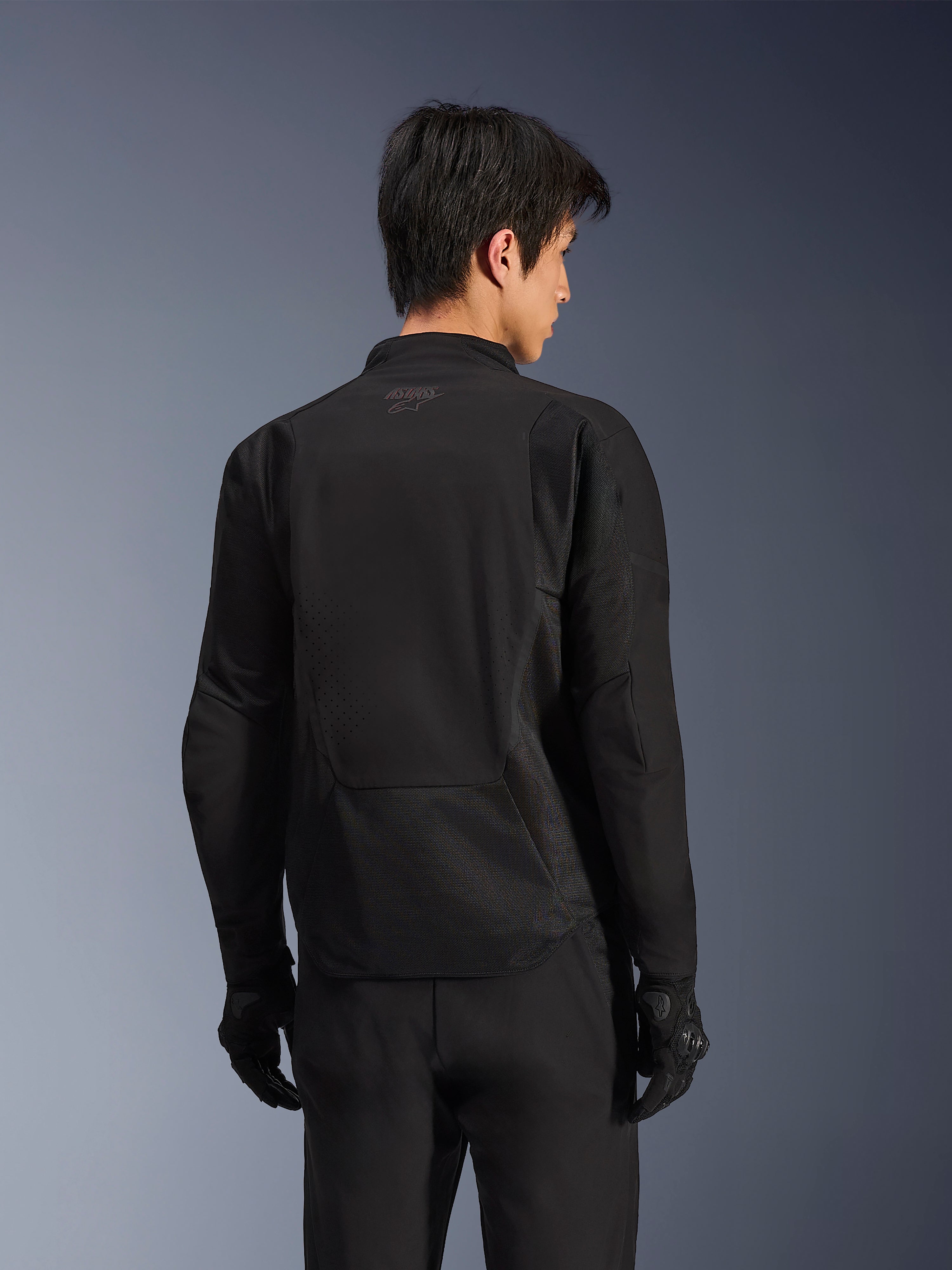 Alpinestars Aeroshell Airflow-jakke, Black Anthracite, rygsyn af sportsmotorcykeljakke med laserperforerede ventilationszoner og 2D mesh-paneler, forlænget ryg for dækning, båret med sorte kørehandsker