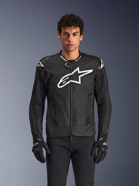 Alpinestars T-GP Air Jacket, motorcykeljakke til racing, sort med hvidt logo, perforeret design til ventilation, beskyttelsespolstring på skuldre, sportslig pasform