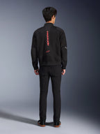 Alpinestars Flight Air-jakke i sort og klar rød, urban motorcykeljakke i bomber-stil set bagfra, med lodret rød Alpinestars-branding og logo på ryggen, letvægts 3D-mesh-konstruktion, båret med sorte bukser for et moderne look.