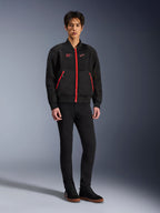 Alpinestars Flight Air-jakke i Black Bright Red, urban motorcykeljakke i bomber-stil med 3D mesh-paneler og markante røde lynlåse, båret af en model med sorte slim-fit bukser og sorte sneakers, street-inspireret moderne køreudstyr