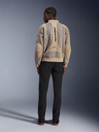 Alpinestars Flight Air-jakke, tan urban motorcykeljakke, set bagfra, viser åndbare 3D-mesh-paneler og lodret logo, båret med sorte bukser for et moderne streetstyle-look