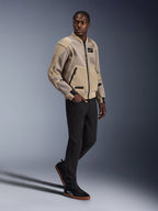 Alpinestars Flight Air-jakke, urban motorcykeljakke, farven Aluminum, bæres af model med sorte bukser og sorte sneakers, med 3D-mesh ventilationspaneler og et design i bomber-stil, moderne street-stil til bykørsel.