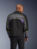 Alpinestars Unite jakke, urban motorcykeljakke, Black Asphalt Violet, set bagfra med grå paneler og violette detaljer, limegul piping, stort Alpinestars-logo på den øvre ryg, minimalistisk streetwear-design