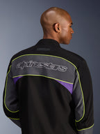 Alpinestars Unite jakke, urban motorcykeljakke, Black Asphalt Violet, set bagfra viser et stort gråt skulderpanel med Alpinestars-logo, neongul piping og lilla detaljer på en 3-lags softshell-konstruktion