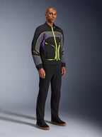 Alpinestars Unite jakke, urban motorcykeljakke, Black Asphalt Violet med neongule detaljer, båret af model med sorte bukser og sneakers, moderne streetwear-stil til bykørsel