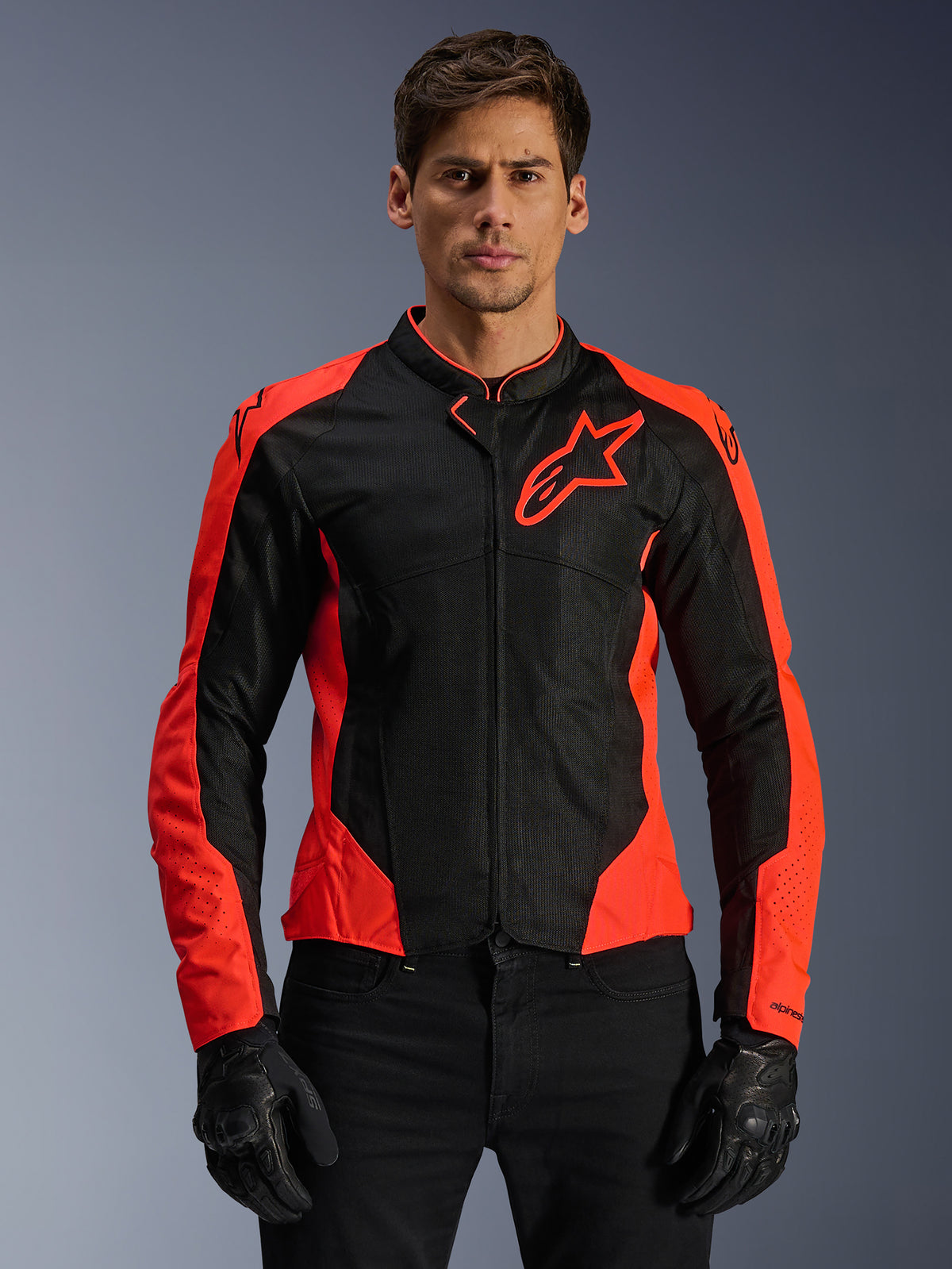 Alpinestars Viper Air V4 jakke, motorcykeljakke til racing, rød fluo og sort, bæres af model med sorte handsker, tech mesh-paneler til ventilation, sportsligt design med Alpinestars stjerne-logo på brystet