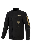 Alpinestars Dice-jakke, urban motorcykel-feltjakke, sort med guld-branding, med flere praktiske lommer, en spiral-patch på brystet og vintage-inspireret feltjakke-styling i vandafvisende tekstil.