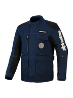 Alpinestars Dice-jakke, motorcykeljakke i urban feltstil, mørkeblå med sorte skulder- og armpaneler, med flere funktionelle lommer, lodret brystlomme med lynlås og en cirkulær spiralgrafik, stort hvidt Alpinestars-logo på ærmet, holdbar vandafvisende tekstilkonstruktion