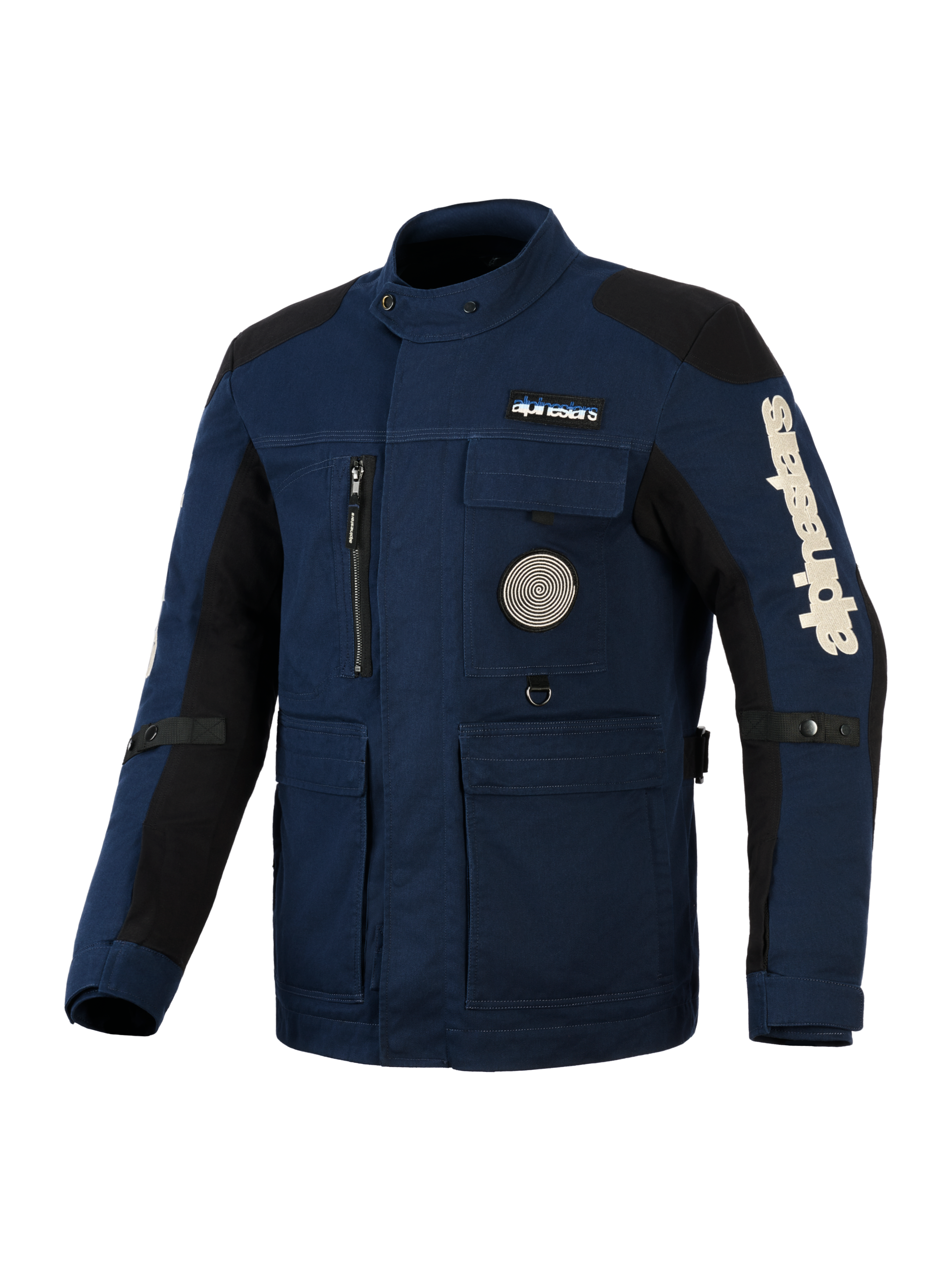 Alpinestars Dice-jakke, motorcykeljakke i urban feltstil, mørkeblå med sorte skulder- og armpaneler, med flere funktionelle lommer, lodret brystlomme med lynlås og en cirkulær spiralgrafik, stort hvidt Alpinestars-logo på ærmet, holdbar vandafvisende tekstilkonstruktion