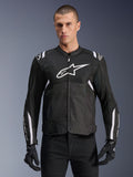 Alpinestars T-SPS Air V2 jakke, tekstil motorcykeljakke, sort med hvide detaljer, stort hvidt logo på brystet, perforeret mesh-design til ventilation, bæres med sorte bukser og handsker