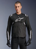 Alpinestars T-SPS Air V2 jakke, tekstil motorcykeljakke, sort med hvide detaljer, stort hvidt logo på brystet, perforeret mesh-design til ventilation, bæres med sorte bukser og handsker