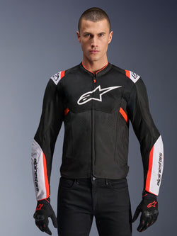 Alpinestars T-Sps Air V2-jakke, sort med hvide og rød fluo-detaljer, motorcykel-sportsjakke, mand iført et mesh-ventileret design med stort logo på brystet og brandede ærmer, kombineret med sorte handsker og bukser