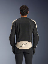 Alpinestars T-SPS Air V2 jakke, motorcykeljakke i tekstil, Black Mastic Aluminum, set bagfra med store mesh-ventilationspaneler på ryggen, mastic-farvet nederste panel med sort stjernelogo, båret med sorte bukser og handsker, sporty urbant design optimeret til luftgennemstrømning