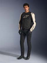 Alpinestars T-SPS Air V2 jakke, Black Mastic Aluminum, båret af en model med sorte kørebukser og handsker, ventileret tekstil-motorcykeljakke med mesh-paneler og sporty design, studieoptagelse i fuld figur.