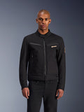 Alpinestars Bruiser Jakke, sort urban motorcykeljakke, set forfra på en model, med klassisk arbejdstøjsæstetik, brystlommer med lynlås, krave med knaplukning og Alpinestars-logo, designet til bykørere
