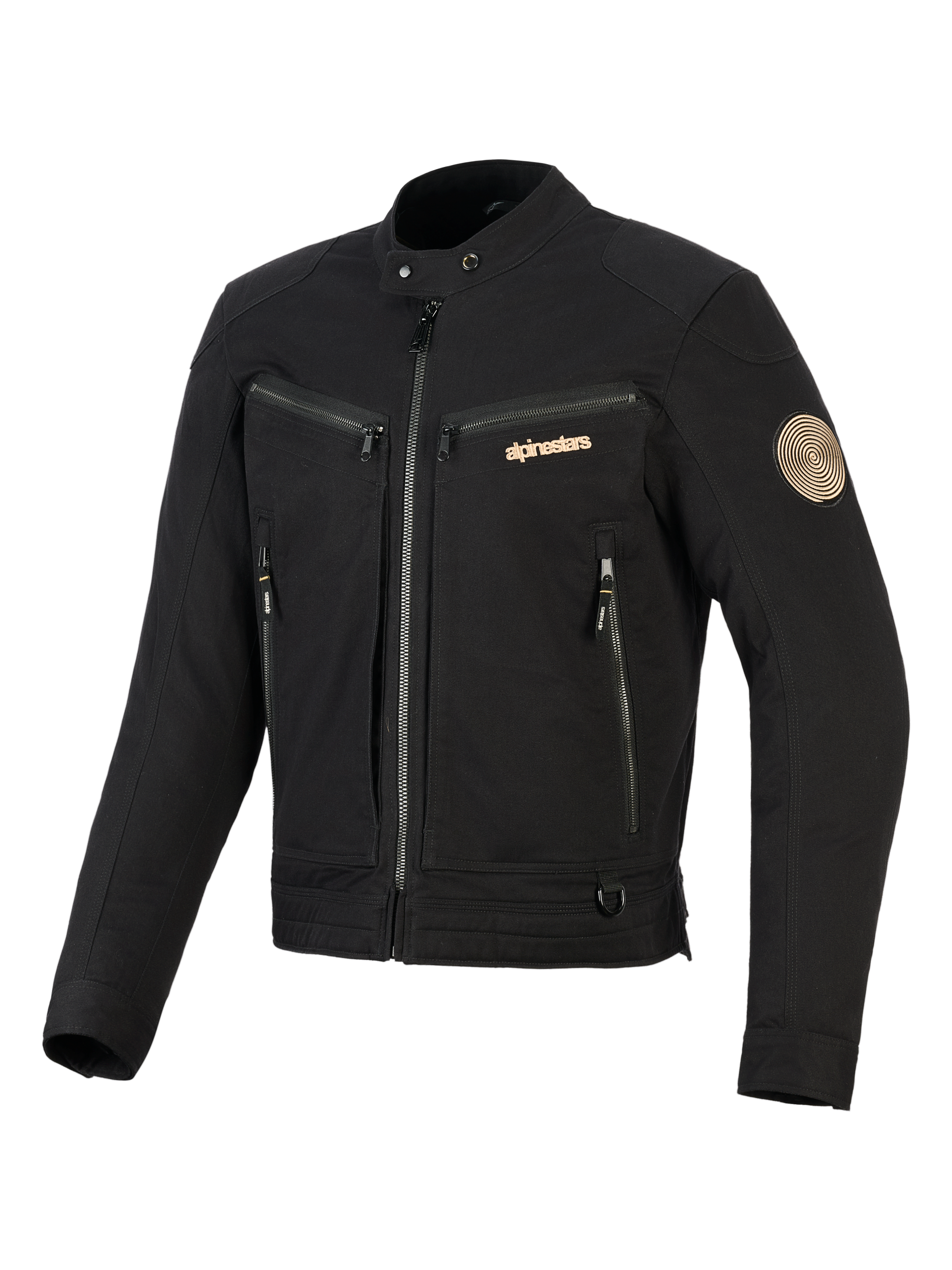 Alpinestars Bruiser-jakke, sort urban motorcykeljakke, har bryst- og håndlommer med lynlås, guldfarvet branding og Oscar spiral-mærke på skulderen, arbejdstøjsinspireret tekstildesign.